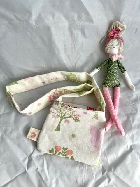 Laura Ashley fabric children’s pretend play bag. The cross over bag is fully lined and has a popper fastening so is super safe.