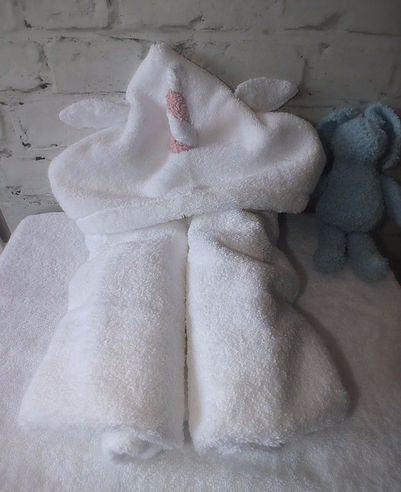 Baby and toddler white Egyptian Hooded towel. The unicorn has a white and pink twisted horn, while the bear has super soft ears. Perfect for baby’s bath time.