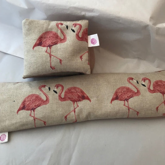 Wheat all natural Linen flamingo heat bag with a soft pink backing. Great for your well-being, this heat bag is perfect after a yoga session or to ease your aches and pains.