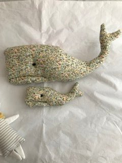 Set of 2 Mum & Baby Whale floral wall hanging gift.  Measuring 26cm x 10cm and 13cm x 4.5cm and have a sewn loop on one side for easy hanging. 