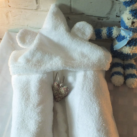 Baby and toddler white Egyptian Hooded towel. The unicorn has a white and pink twisted horn, while the bear has super soft ears. Perfect for bath time.
